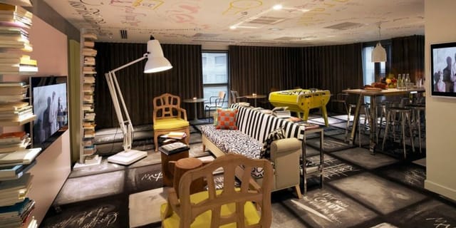 Creative meeting space at Atelier 4, Mama Shelter Lyon – stylish decor for collaboration.