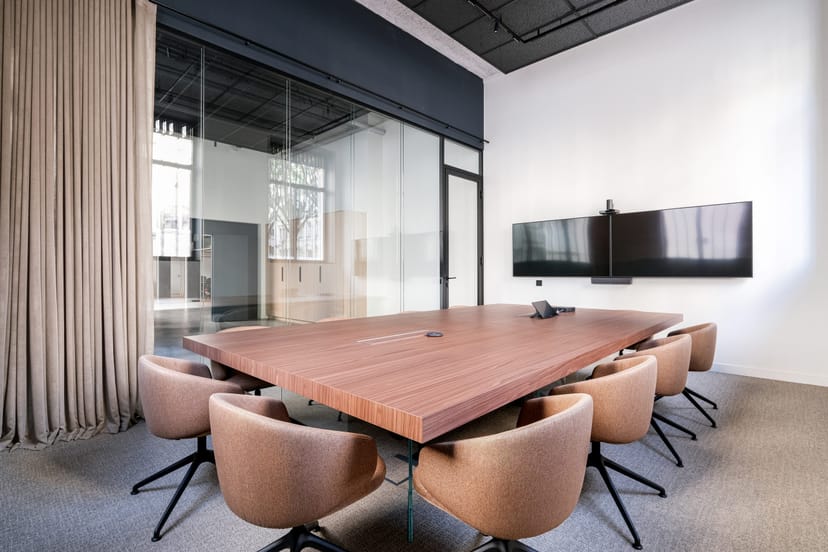 Modern meeting room with large table in Espace Coworking for corporate events.