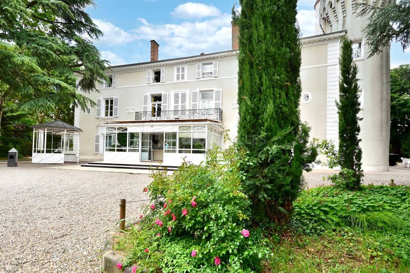 La Serre, Château de Montchat: elegant venue for sophisticated events and meetings.