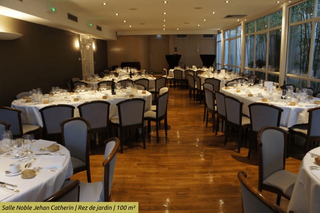 Elegant banquet space in Château de Montchat, perfect for corporate events and celebrations.