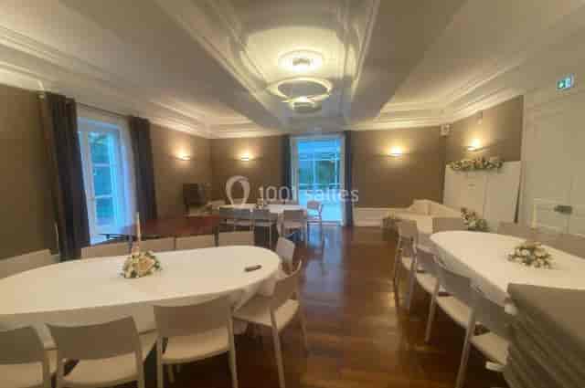 Elegant meeting room at Château de Montchat, ideal for workshops and presentations.