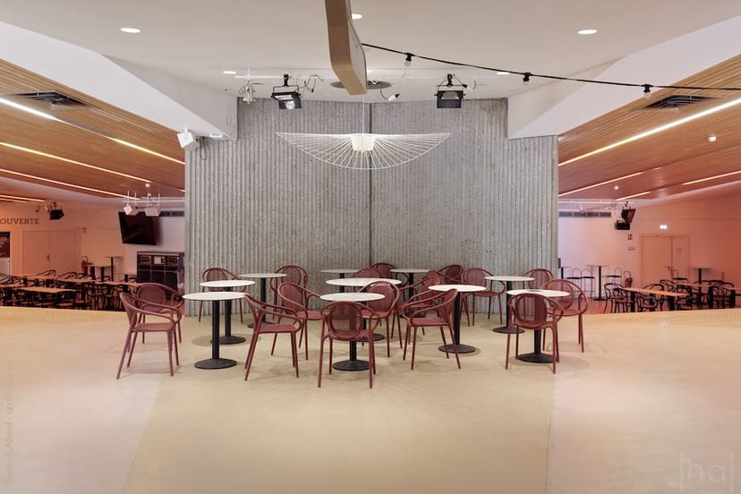 Modern Atrium in Auditorium de Lyon, ideal for conferences and workshops.