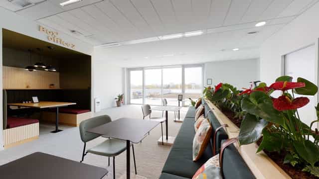 Modern coworking space in La MIETE with natural light for meetings and networking.