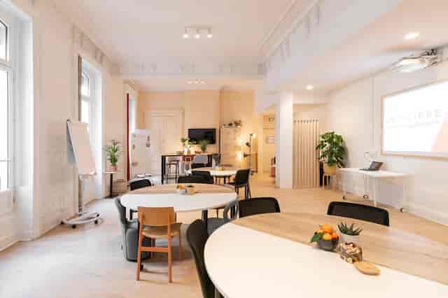 Modern collaborative meeting space with flexible seating and natural light for workshops.