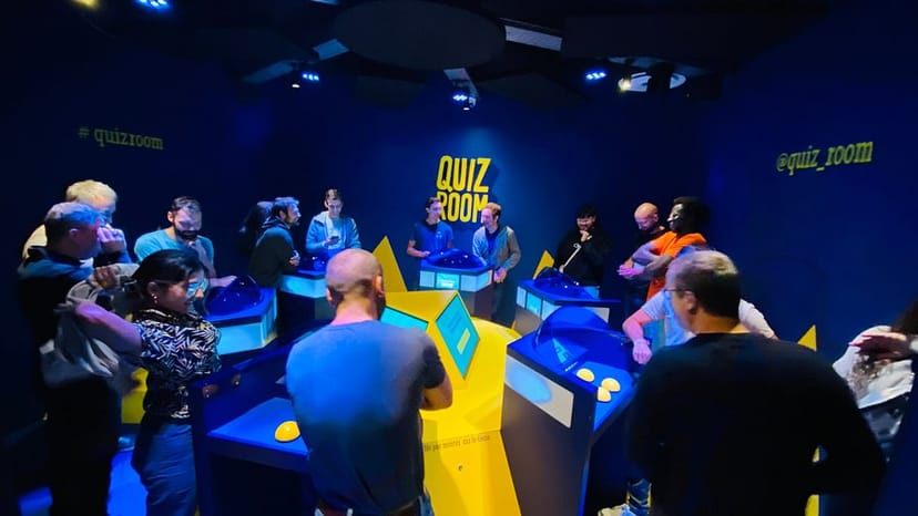Interactive quiz room for team-building activities with vibrant blue and yellow decor.