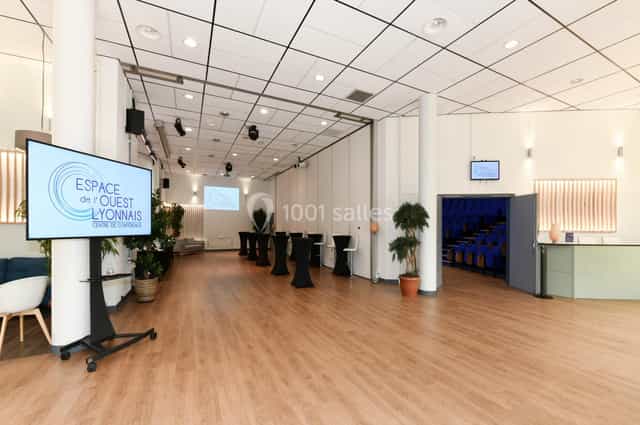 Modern event venue with audio-visual setup for conferences and workshops in Lyon.