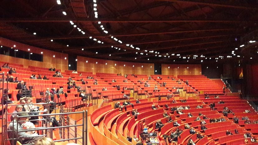 Modern auditorium L'Amphithéâtre 3000 in Lyon with tiered seating for corporate events.