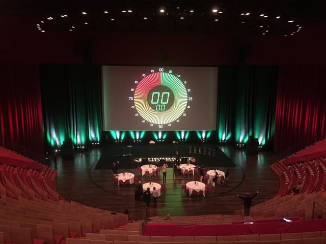 L'Amphithéâtre 3000 in Lyon, auditorium with countdown timer, ideal for dynamic events.