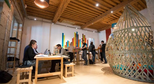 Vibrant meeting room with wooden accents, ideal for workshops and networking events.