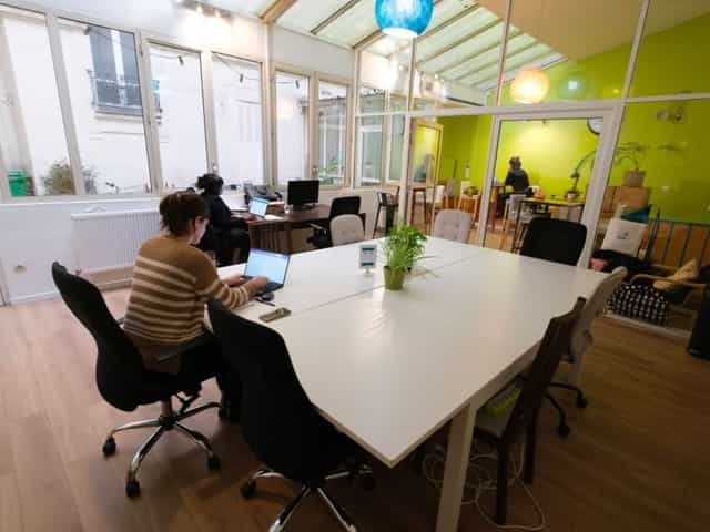 Modern conference room with bright decor, ideal for creative meetings and workshops.