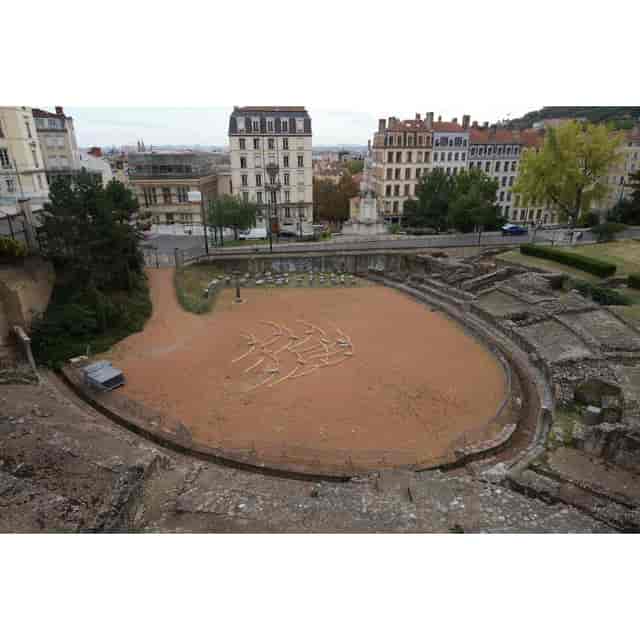 Ancient amphitheater in Le Nid de Poule, ideal for outdoor cultural events.