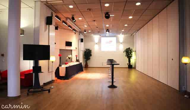 Espace Alizé: modern event space with natural light for meetings and conferences.