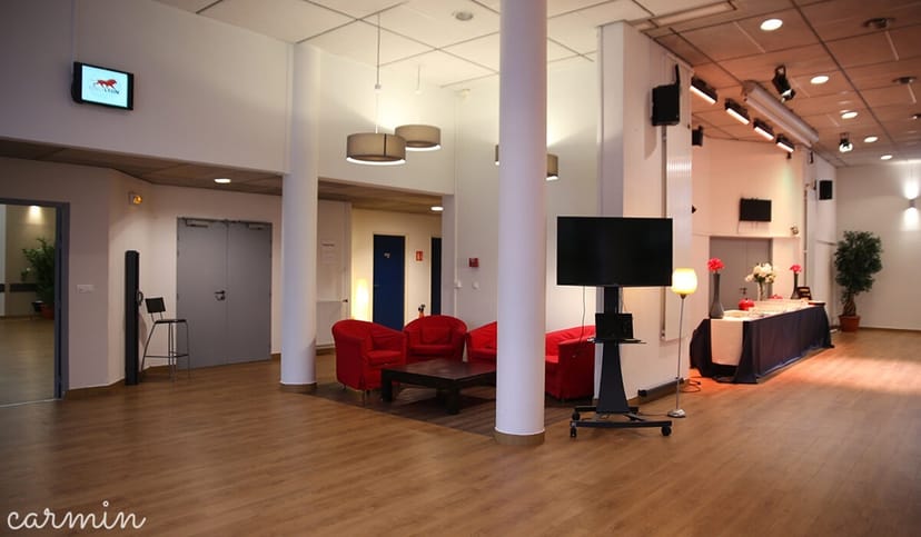 Flexible event space Espace Alizé with modern furnishings for meetings and presentations.