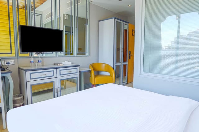 New York & Tokyo Suite at Reflections Hotel for meetings and retreats, featuring modern decor.