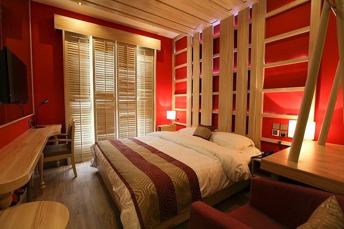 New York & Tokyo Suite at Reflections Hotel: vibrant red decor for meetings or relaxation.