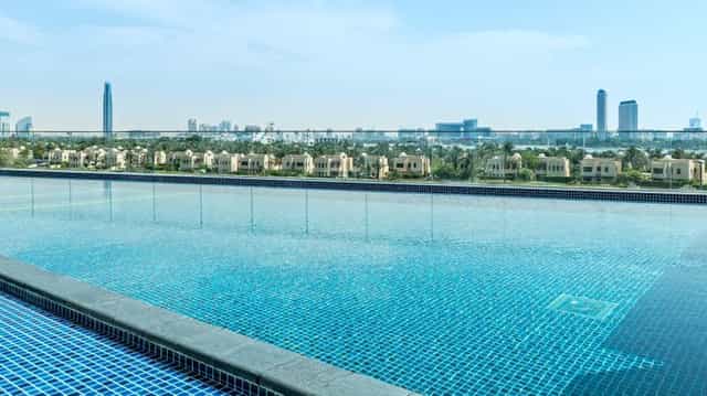 Rooftop infinity pool with skyline view, perfect for luxury corporate retreats.