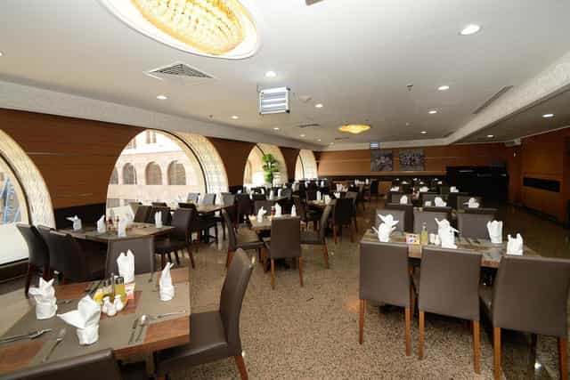 Elegant restaurant in Rehab Al Nour Hotel Medina, ideal for events and meetings.
