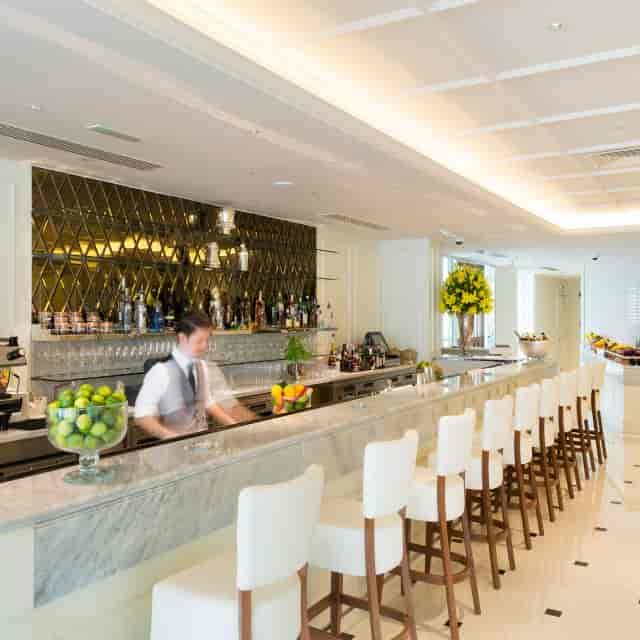 Sleek bar area in Bistro La Serre, perfect for cocktails and networking events.
