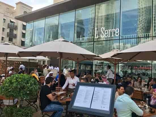 Vibrant outdoor dining area at La Serre, perfect for business meetings and networking events.