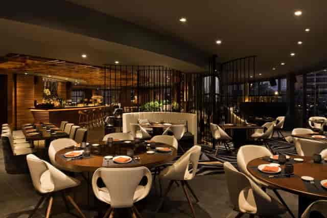 Modern restaurant in Zengo with round tables for corporate dinners and events.