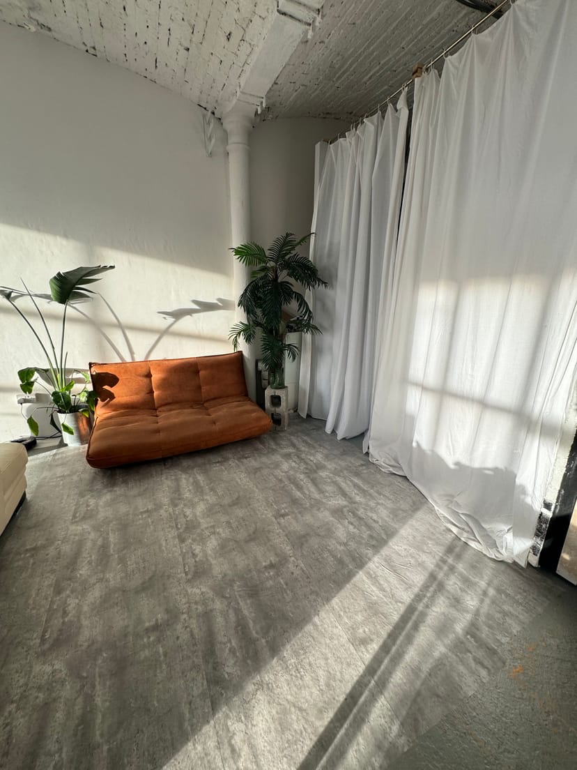 Cozy studio with natural light, ideal for informal meetings and creative workshops.