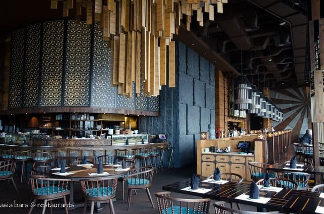 Modern restaurant Enmaru in Altitude, featuring wooden decor for stylish events.