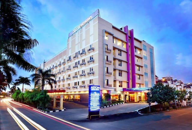 Royal Palm Hotel conference center facade with modern design, ideal for events and meetings.