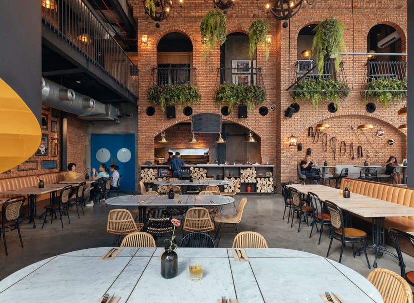 Café area in Sudestada with warm brick walls, ideal for events and gatherings.