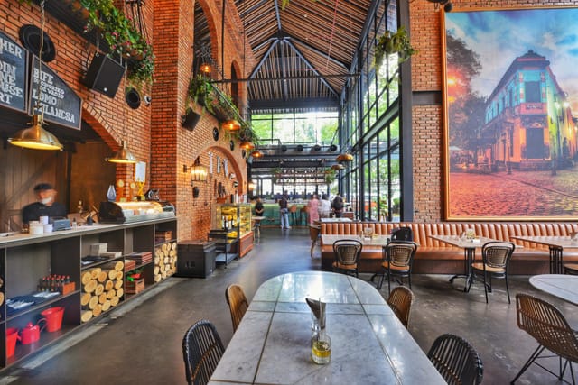 Café event space in Sudestada with high ceilings, perfect for gatherings and receptions.