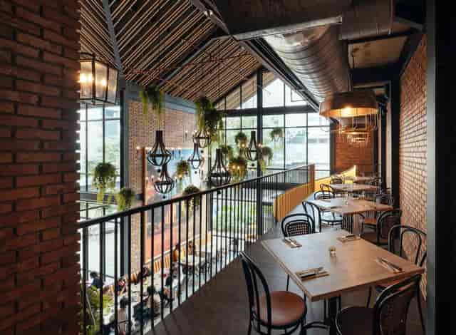 Stylish restaurant in Sudestada with exposed brick, ideal for events and meetings.