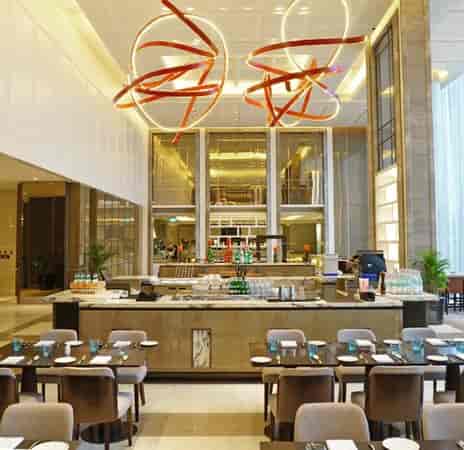 Modern dining area in Anigré, perfect for corporate meetings and events.
