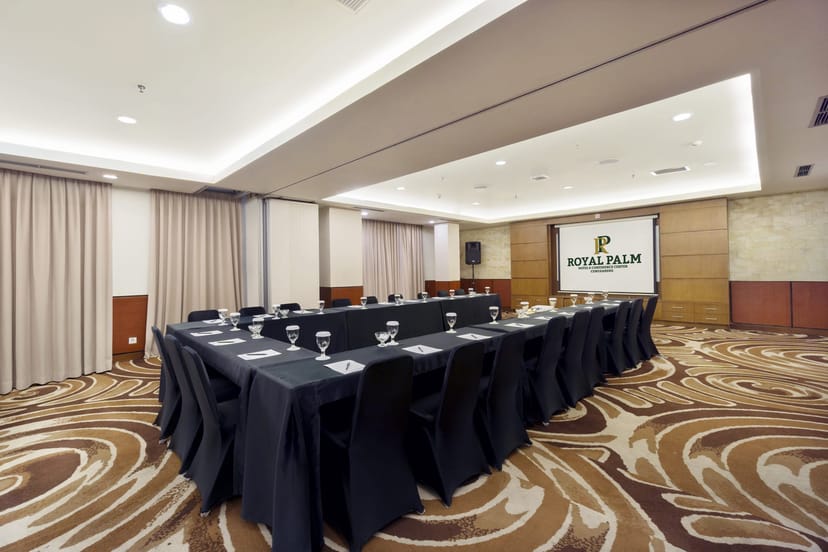 Ruang Meeting Sapphire at Royal Palm Hotel: U-shaped table for corporate meetings.