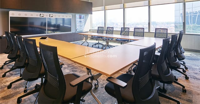 Contemporary conference room with a large table and scenic views for effective meetings.
