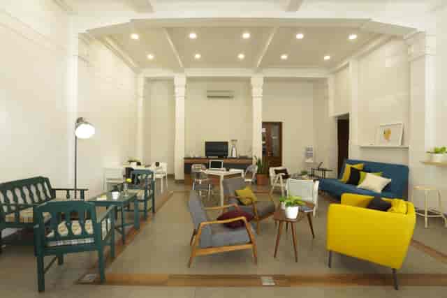 Modern meeting space with colorful seating for events and brainstorming sessions in Dekorasi Ruangan.