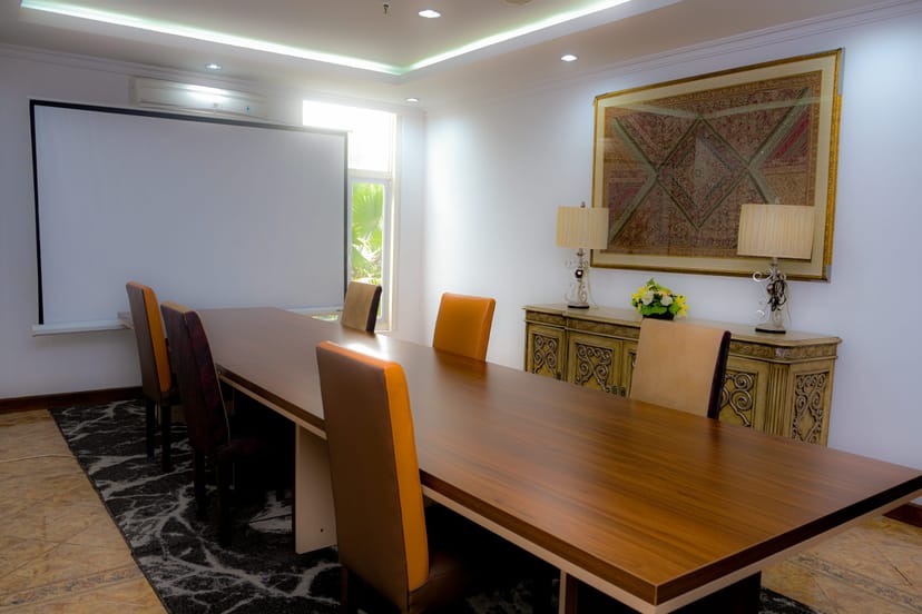Modern meeting room with wooden table, ideal for corporate events and gatherings.