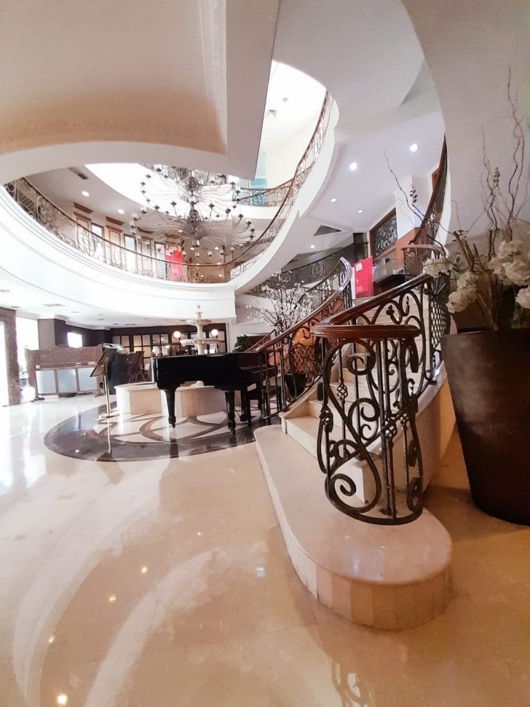 Toeti Roosseno Plaza – Toeti Roosseno Plaza