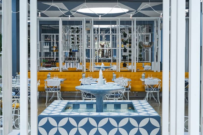 Stylish restaurant in Da Maria with elegant fountain, perfect for corporate events and meetings.