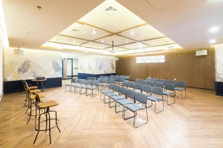Modern meeting room with flexible seating for workshops and presentations at GoWork.