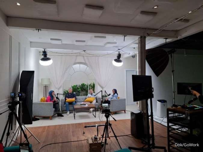 Studio Podcast in GoWork: stylish meeting space for webinars with professional lighting.