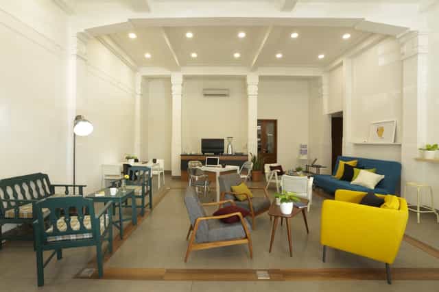 Modern meeting space with vibrant decor for productive workshops and collaborations.