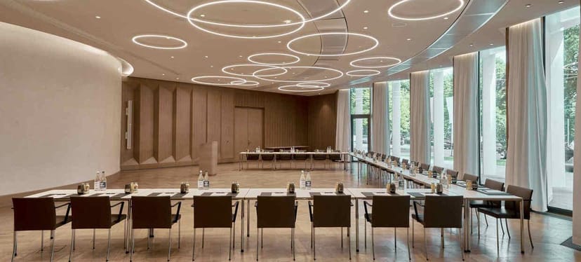 Modern conference room in THE FONTENAY Hamburg, ideal for workshops and meetings.