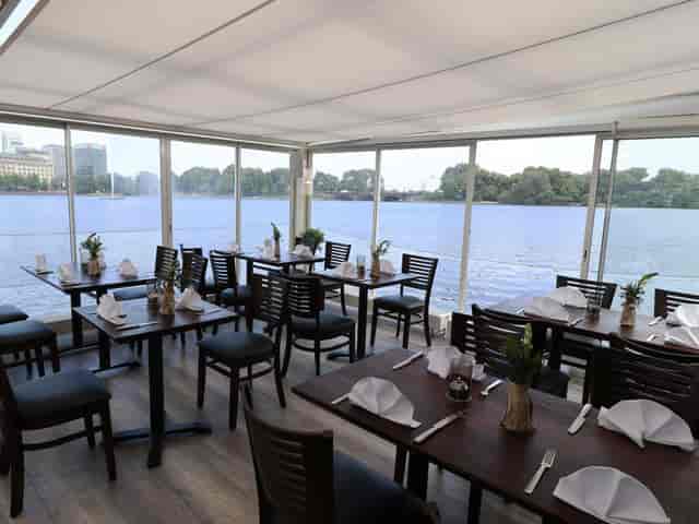 Waterfront restaurant in Alsterlagune with elegant decor for events and meetings