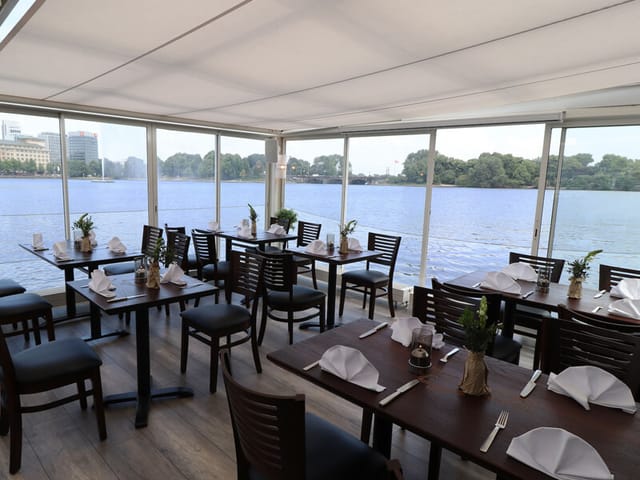 Waterfront restaurant in Alsterlagune with elegant decor for events and meetings