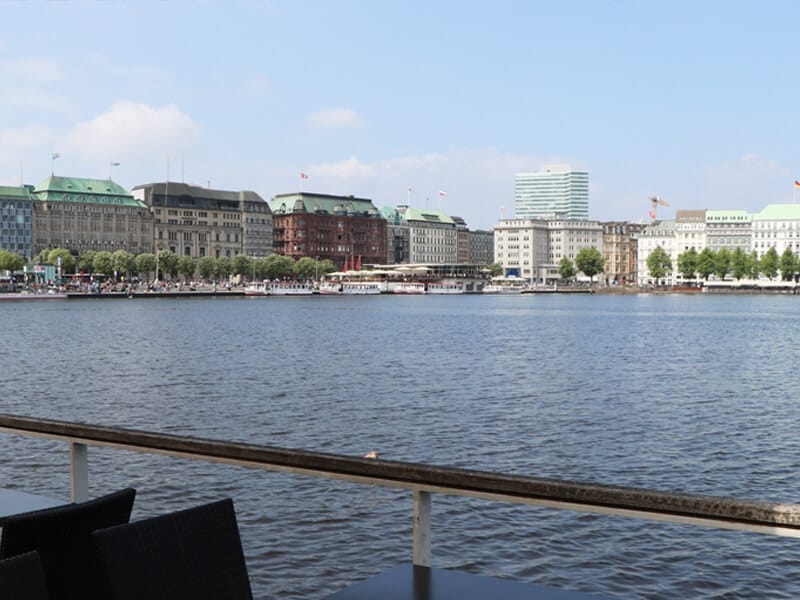 Scenic waterfront restaurant in Alsterlagune for outdoor events and meetings.