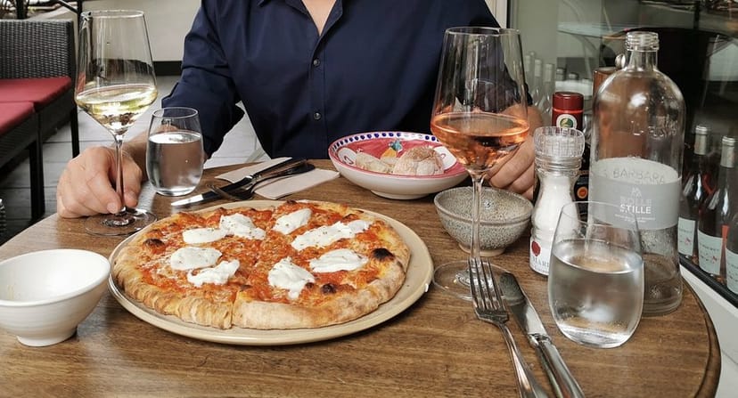 Casual dining setup at Alimentari featuring pizza for team meetings and networking events.