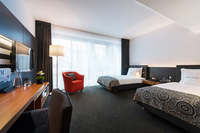 Modern double room at THE MADISON Hotel Hamburg, perfect for event attendees.
