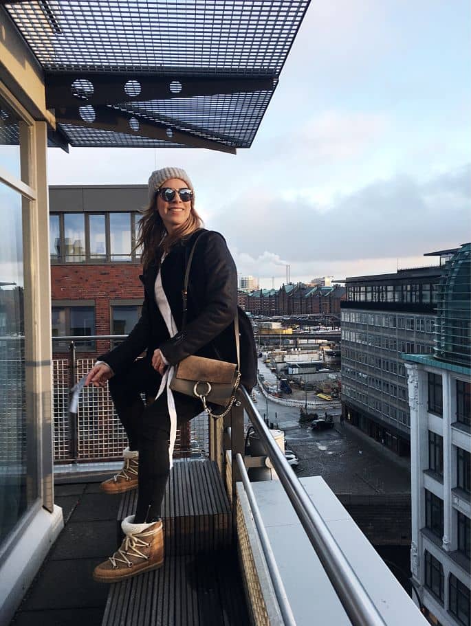 Stylish professional on rooftop bar at THE MADISON Hamburg, ideal for networking events.