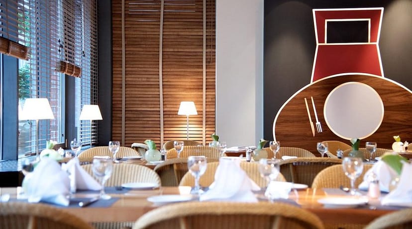 Modern dining space in The Madison Hotel Hamburg, ideal for corporate events and intimate gatherings.