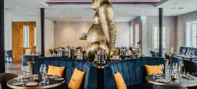 Chef's Table in Blue Mare Hamburg with golden gorilla sculpture, ideal for upscale events.