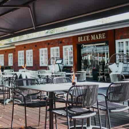 Stylish outdoor dining area at Blue Mare Hamburg, perfect for social events and gatherings.
